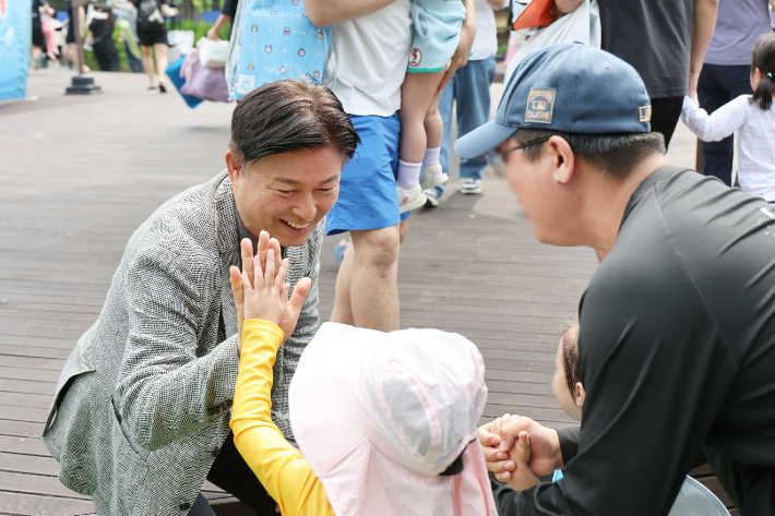 조용익 부천시장이 지난 7일 중앙공원 물놀이장 개장식에서 어린이들과 하이파이브를 하고 있다. 부천시 제공