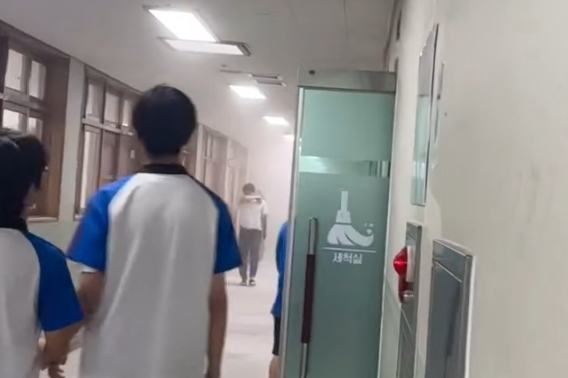 "왜 담배 못 피게 하는데"…중학생이 학교서 소화기 난사