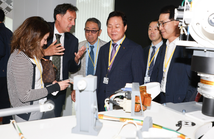 경남대표단이 지난 2023년 6월 찾은 프랑스 툴루즈 우주센터. 경남도청 제공 