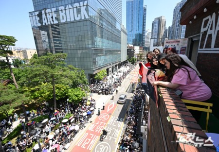 방탄소년단 멤버 RM과 뷔가 어제(10일) 전역한데 이어 지민과 정국이 11일 군 복무를 마치고 전역한 가운데 서울 용산구 하이브 사옥 앞에서 국내외 아미(ARMY·BTS의 팬덤)들이 멤버들의 전역을 축하하고 있다.