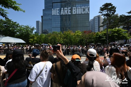 방탄소년단 멤버 RM과 뷔가 어제(10일) 전역한데 이어 지민과 정국이 11일 군 복무를 마치고 전역한 가운데 서울 용산구 하이브 사옥 앞에서 국내외 아미(ARMY·BTS의 팬덤)들이 멤버들의 전역을 축하하고 있다.