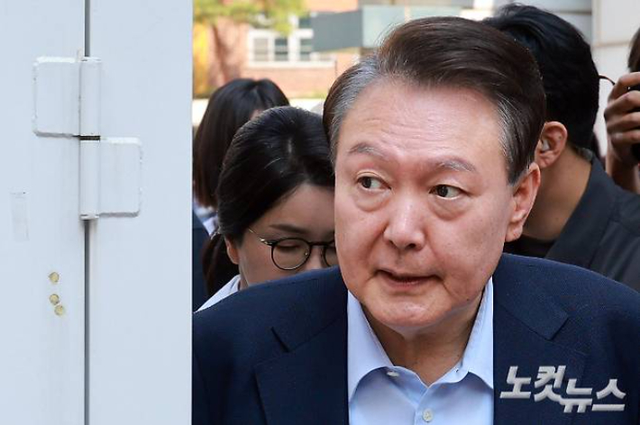 尹측 "경찰 소환 부당…체포영장 자체가 위법" 의견서 제출
