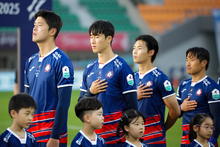 국기에 대한 경례를 하고 있는 충북청주FC 선수들. 충북청주FC 제공