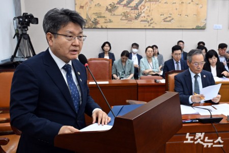 11일 서울 여의도 국회에서 열린 교육위원회 전체회의에 출석한 오석환 교육부 차관이 리박스쿨 관련 보고를 하고 있다.