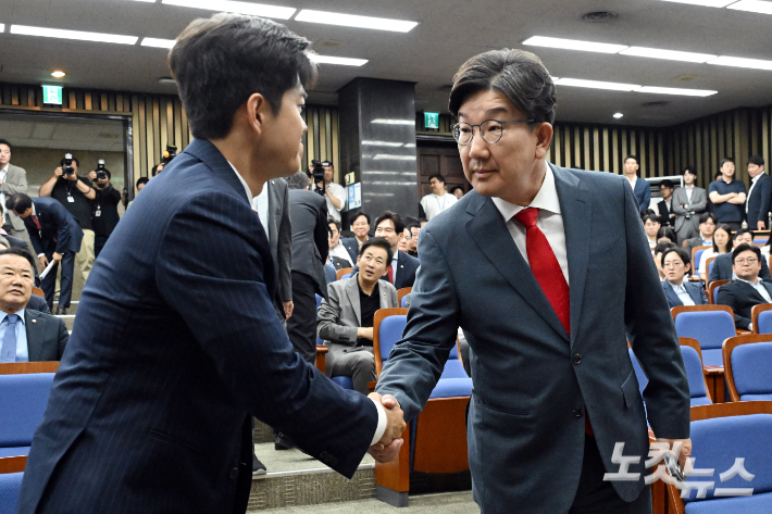 권성동, 의총 취소에…김용태 "개혁 논의조차 막아" 반발