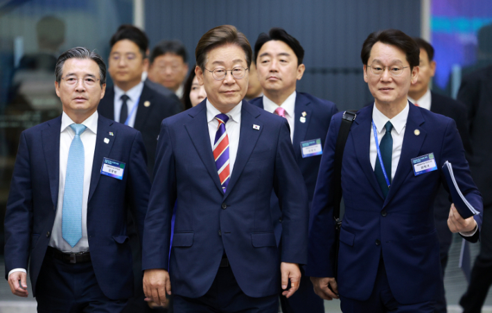 거래소 찾은 李대통령 "주식, 부동산 버금가는 투자수단 돼야"