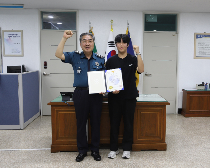 부산 연제경찰서가 절도 미수범 검거에 기여한 고등학생 최모군에게 표창장을 수여하고 있다. 부산경찰청 제공