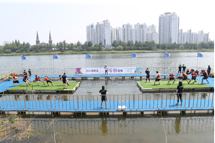 2024년 태화강마두희 축제의 대표 프로그램인 수상줄당기기. 중구청 제공 
