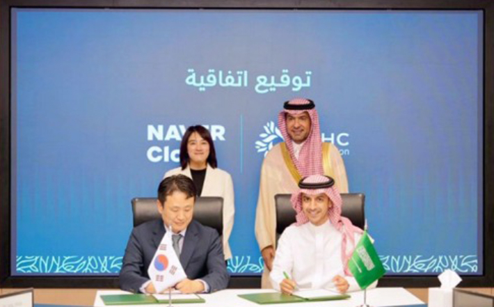 네이버클라우드가 사우디아라비아 주택공사(NHC)와 전략적 합작법인 설립 절차에 착수하기 위한 계약을 완료했다고 지난 5월 28일 밝혔다. 한상영 네이버클라우드 글로벌 DX&이노베이션 전무와 라이얀 알아킬 NHC 이노베이션 CEO가 기념 촬영하고 있다. 네이버 제공