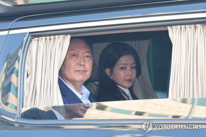 (서울=연합뉴스) 임화영 기자 = 윤석열 전 대통령과 김건희 여사가 11일 서울 용산구 한남동 관저에서 나와 서초동 사저로 향하고 있다. 2025.4.11 [공동취재] hwayoung7@yna.co.kr 연합뉴스