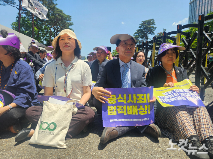 일본 그리스도인들은 한일NCC양국협의회 개회예배 후 일본대사관 앞에서 열리는 일본군 성노예제 문제 해결을 위한 수요시위에 참석해 일본정부의 사죄와 배상을 촉구했다. 사진은 수요시위에 참석한 NCCK 여성위원장 김은정 목사(왼쪽)와 김종생 총무(중앙),  NCCJ 가오리 오시마 총간사(오른쪽) 모습. 송주열 기자