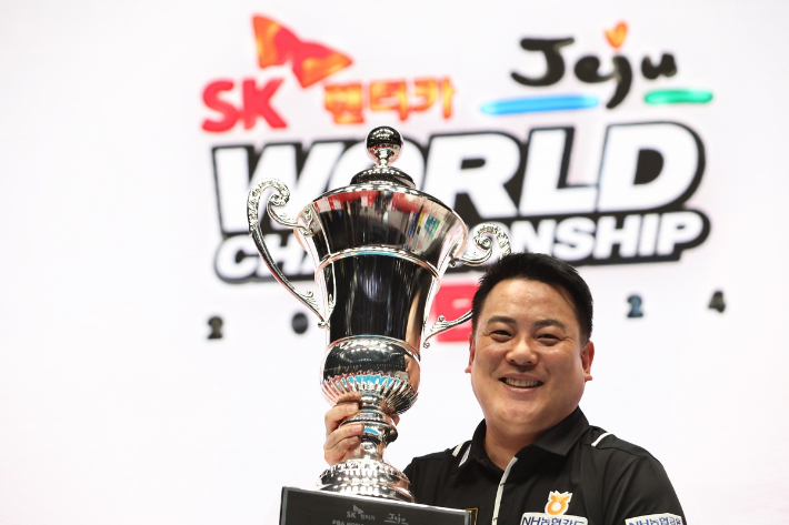 조재호가 'SK렌터카 제주특별자치도 PBA 월드 챔피언십 2024'에서 남자부 2연패를 이룬 뒤 기뻐하는 모습. PBA