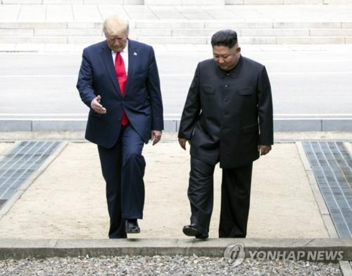 백악관 "트럼프, 북한과 2018년 첫 정상회담 같은 관계 원해"