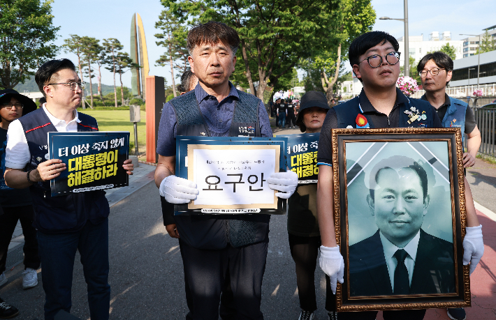 대통령실에 요구안 전달 위해 이동하는 태안화력발전 사고 대책위 [연합뉴스]