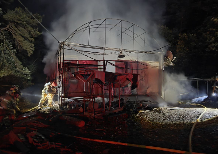 농막으로 사용하던 비닐하우스에서 불이 나자 소방관들이 진화하고 있다. 경북소방본부 제공 