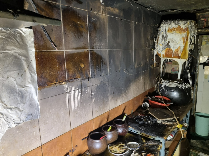 11일 오후 10시 15분쯤 부산 금정구의 한 식당에서 불이 났다. 부산소방재난본부 제공