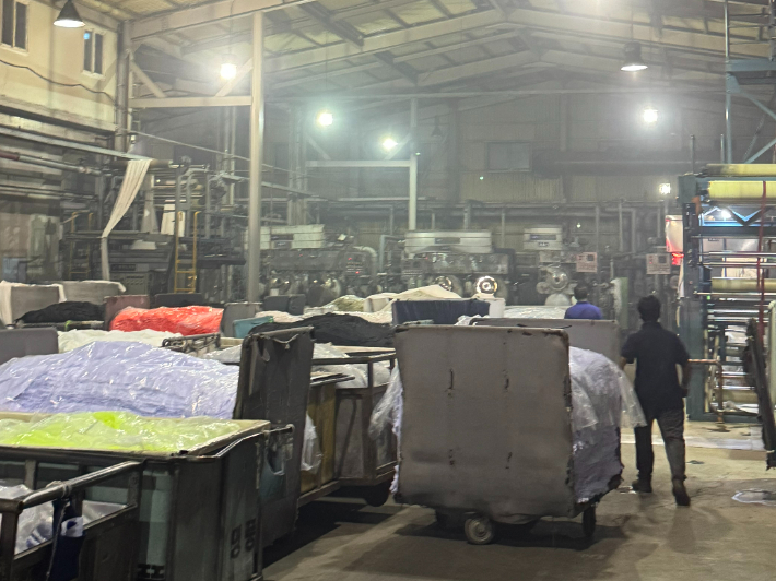 11일 오후 8시 10분쯤 부산 사하구의 한 염색공장에서 불이 났다. 부산소방재난본부 제공