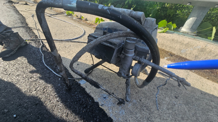 지난 11일 오후 4시 47분쯤 정읍시 고부면의 한 터널 페인트 도색 장비에서 불이 나 작업 중이던 A(43)씨가 전신에 2도 화상을 입고 화상전문병원으로 이송됐다. 전북소방본부 제공