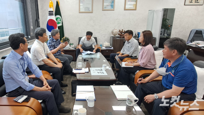 지난 5일 춘천고등학교 총동창회는 춘천고 교장실에서 강원CBS와 인터뷰를 통해 상록회 정신의 계승과 지역 역사 정체성 강화에 대한 의지를 밝히고 앞으로도 이에 앞장서겠다는 뜻을 전했다. 진유정 기자 