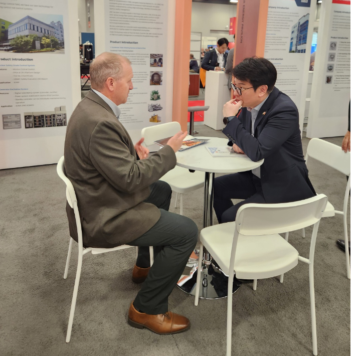 국내 중소기업 관계자가 전시장에서 해외바이어와 면담하고 있다. 한수원 제공