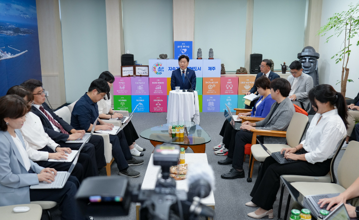 오영훈 제주지사가 12일 도청 소통회의실에서 기자간담회를 하고 있다. 제주도 