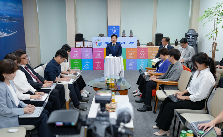 오영훈 제주지사가 12일 도청 소통회의실에서 기자간담회를 하고 있다. 제주도 제공