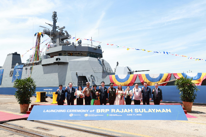 지난 11일 HD현대중공업 울산 본사에서 주원호(왼쪽에서 여섯 번째) 특수선사업부 대표와 로미오 브라우너(주원호 대표 오른쪽) 필리핀 합참의장 등이 참석한 가운데 2400톤급 필리핀 원해경비함 '라자 술라이만' 진수식이 열렸다. HD현대중공업 제공