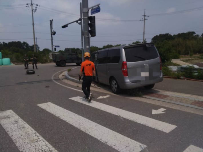 9일 오전 11시 7분쯤 전북 군산시 옥서면의 한 도로에서 스타렉스 차량이 전봇대를 들이받아 차량이 파손됐다. 전북 소방본부 제공