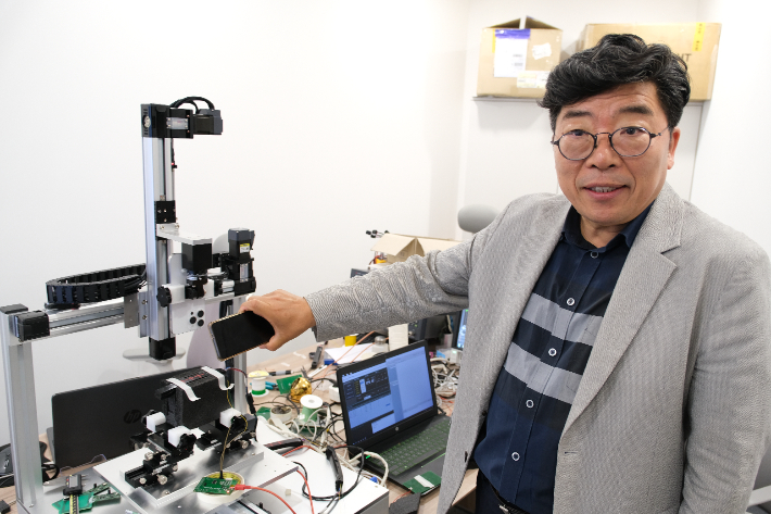 시스템 반도체 설계 전문 기업인 '3A로직스' 박광범 대표가 자사의 NFC 반도체 칩을 설명하고 있다.