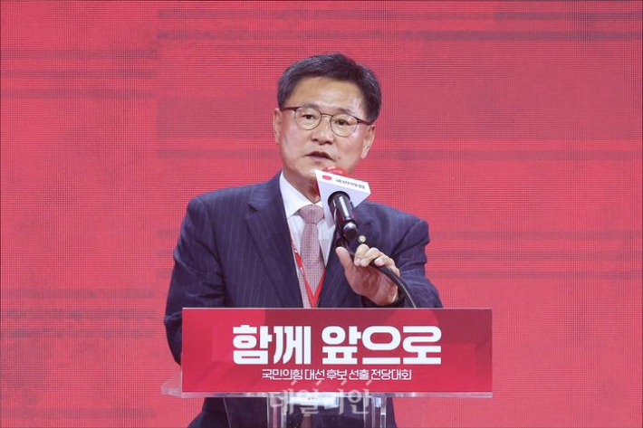 국민의힘 전당대회 당시 "내가 바로 김문수고, 김문수가 바로 한동훈" 개회사로 주목받은  이헌승 의원. 연합뉴스