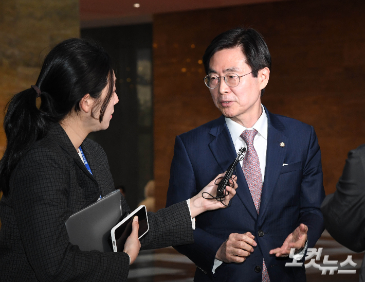 국민의힘 조경태 의원이 국회에서 열린 의원총회에 참석하고 있는 모습. 황진환 기자