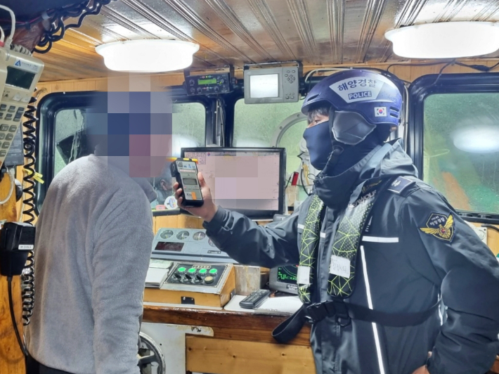 음주 운항 단속 중인 해양경찰. 해양경찰청 제공
