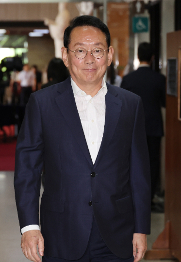 유력한 국민의힘 원내대표 후보였던 김도읍 의원이 불출마를 공식화했다. 김도읍 의원이 서울 여의도 국회에서 열린 4선 이상 의원 회의에 참석하고 있다. 연합뉴스