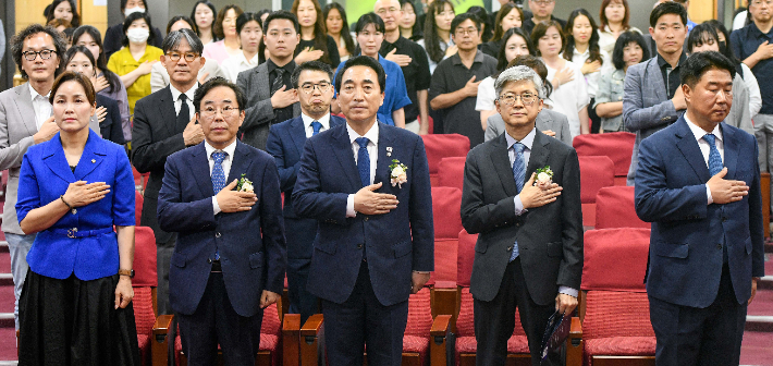 12일 오후 국회 의원회관에서 열린 '2025 콘텐츠미래포럼' 참석자들이 국민의례를 하고 있다. 왼쪽부터 더불어민주당 임오경 의원, 박상용 CBS M&C 노컷뉴스 대표, 더불어민주당 박수현 의원, 나이영 CBS 미디어그룹 사장, 더불어민주당 이기헌 의원. 박종민 기자