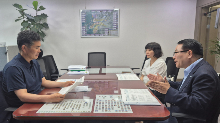 정헌율 전북시장군수협의회장이 12일 국회에서 이원택(더불어민주당) 의원을 만나 지방교부세 확대를 건의했다. 익산시 제공