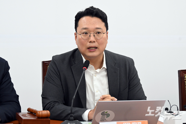 개혁신당 천하람 당대표 권한대행이 12일 서울 여의도 국회에서 열린 당 최고위원회의에서 발언을 하고 있다. 윤창원 기자