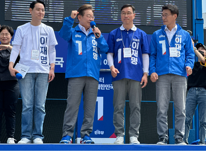 이재명 대통령이 민주당 후보 당시 제주시 동문로터리에서 지역 국회의원들과 유세를 하는 모습. 이인 기자  
