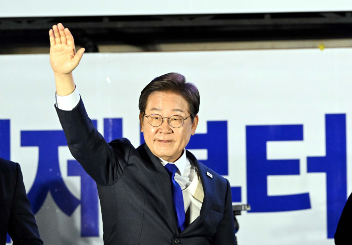 이재명 대통령 후보가 당선이 확실시된 후 4일  서울 여의도 국회앞에 마련된 더불어민주당의 국민개표방송시청 현장에서  지지자들에게 감사 인사를 하고있다. 류영주 기자
