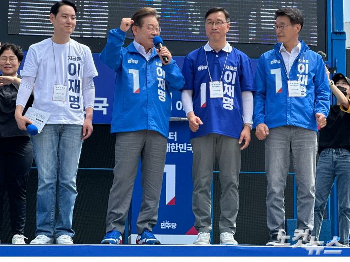 이재명 대통령이 민주당 후보 당시 제주시 동문로터리에서 지역 국회의원들과 유세를 하는 모습. 이인 기자  