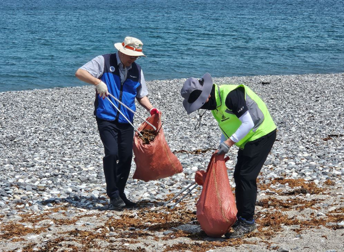 비치코밍 활동을 통해 쓰레기를 줍는 모습. 월성본부 제공