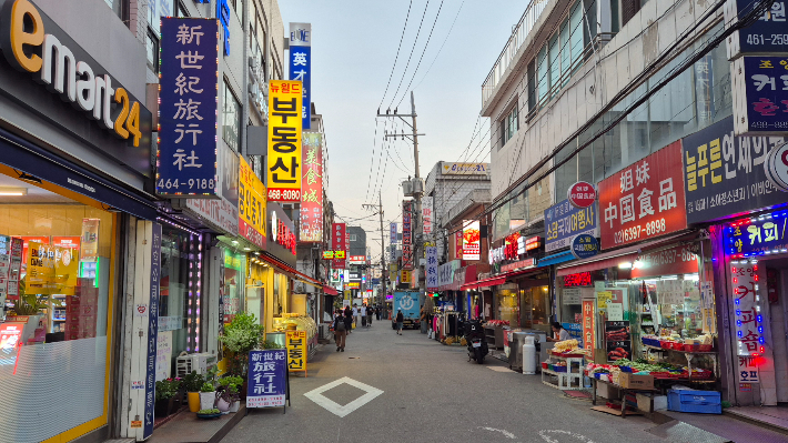 "화교 빼박" "짱X"…계엄 뒤 분출되는 '혐중'에 민주주의 후퇴 경보