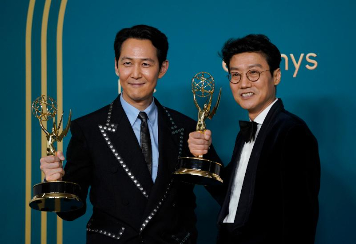 2022년 제74회 프라임타임 에미상 시상식에서 감독상을 받은 황동혁 감독(오른쪽). 연합뉴스