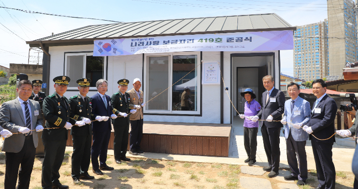 육군은 12일 전북 익산시 함열읍에서 호국보훈의 달을 맞이하여 조국의 발전과 자유수호를 위해 헌신한 베트남전 참전용사에게 새 보금자리를 선사하는 준공식을 가졌다. 사진은 나라사랑 보금자리 준공식에 참석한 임길춘 옹 내외와 주요 내빈들 모습. 제35보병사단 제공
