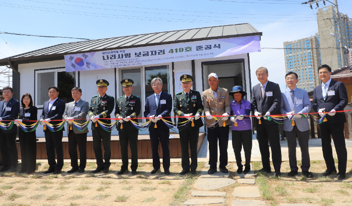 육군은 12일 전북 익산시 함열읍에서  베트남전 참전용사에게 새 보금자리를 선사하는 준공식을 가졌다. 사진은 나라사랑 보금자리 준공식에 참석한 임길춘 옹 내외와 주요내빈들 모습. 제35보병사단 제공