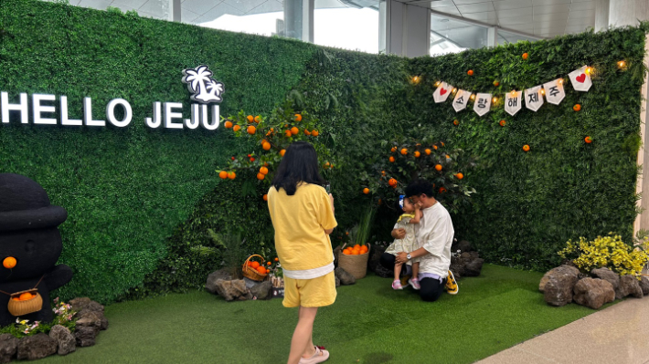 여행객들이 제주공항 포토존에서 사진을 찍고 있다. 박인 기자