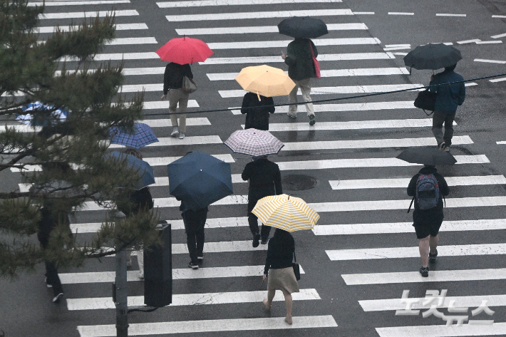 우산을 쓴 시민들이 발걸음을 옮기고 있다. 류영주 기자