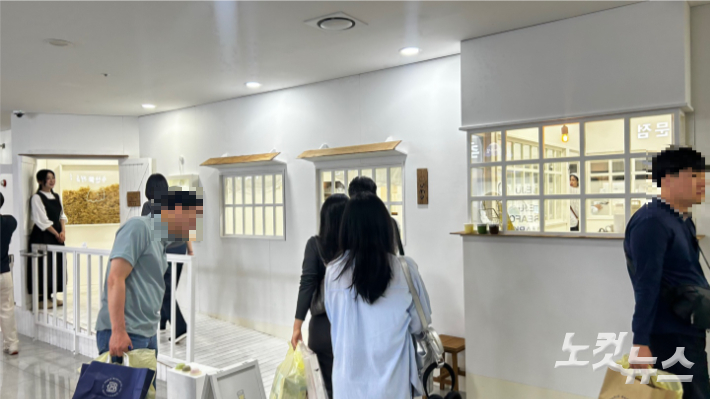 제주 특화 브랜드 '우무'를 찾는 여행객들의 모습. 박인 기자