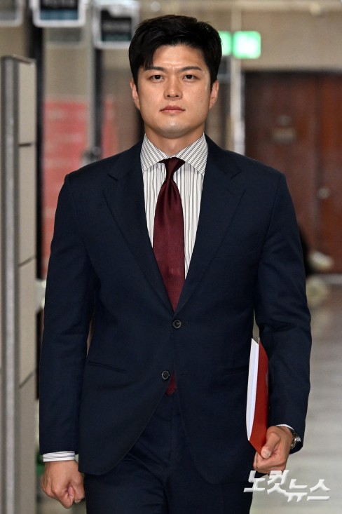 기자회견장으로 이동하는 김용태 비상대책위원장