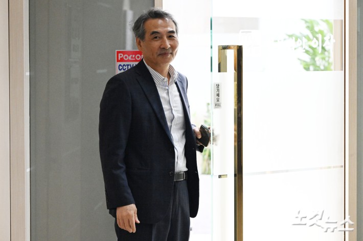 윤석열 전 대통령의 배우자 김건희 여사 관련 의혹 사건을 수사할 민중기 특별검사가 13일 오전 서울 서초동 변호사 사무실로 향하고 있다.