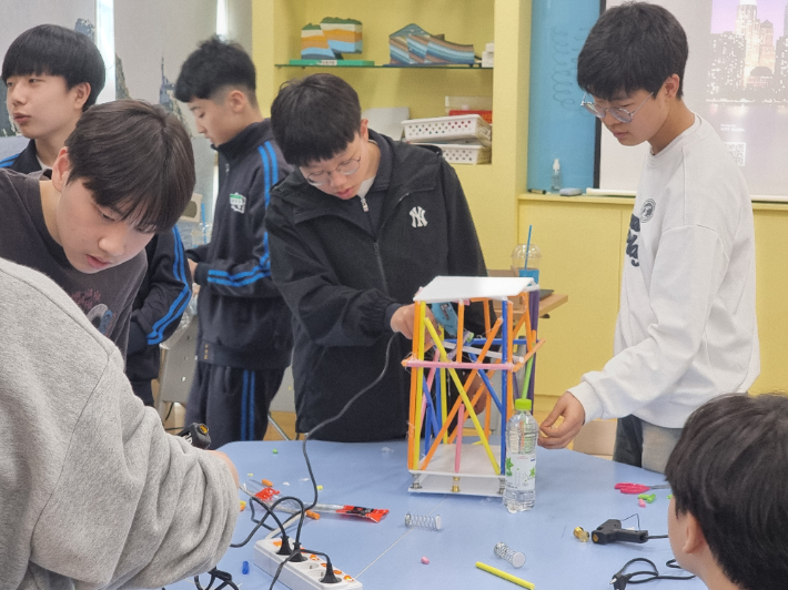 학생들이 메이커 교육 활동을 하고 있다. 부산시교육청 제공